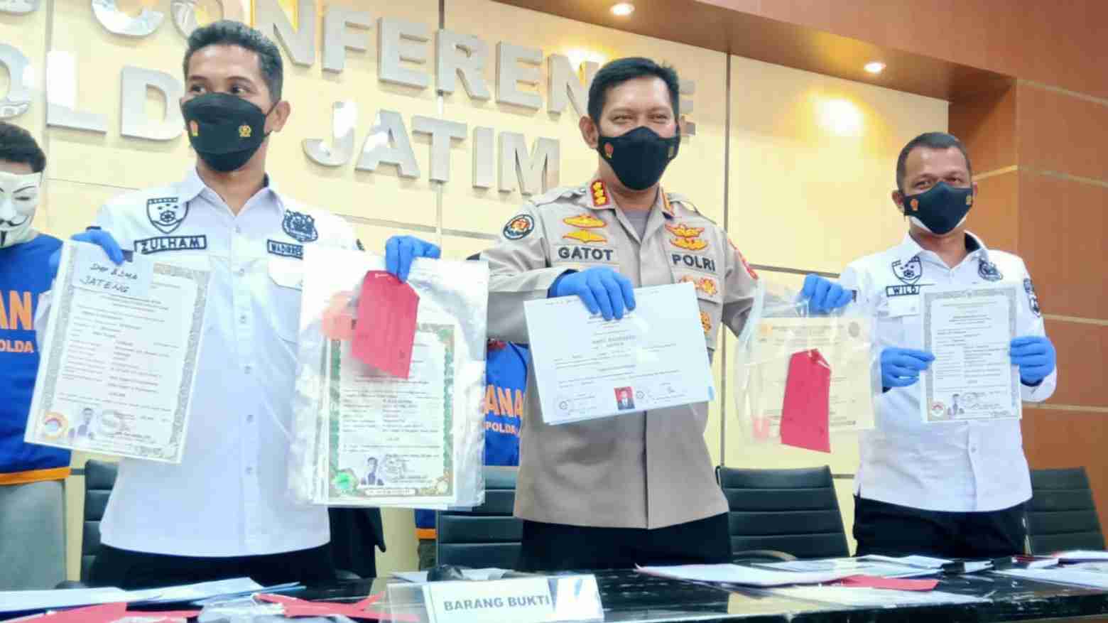 Dua Warga Jatim Jual Ijazah Palsu Lewat Medsos, SD hingga S2