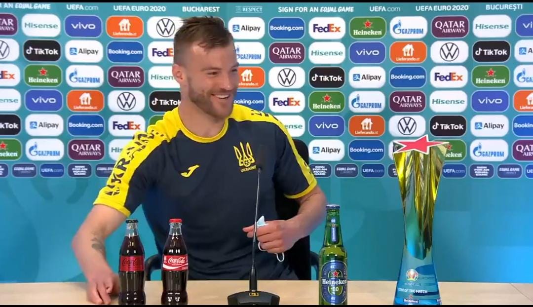 Gegara Geser Botol Coca Cola, Ronaldo Diolok-olok Winger Timnas Ukraina