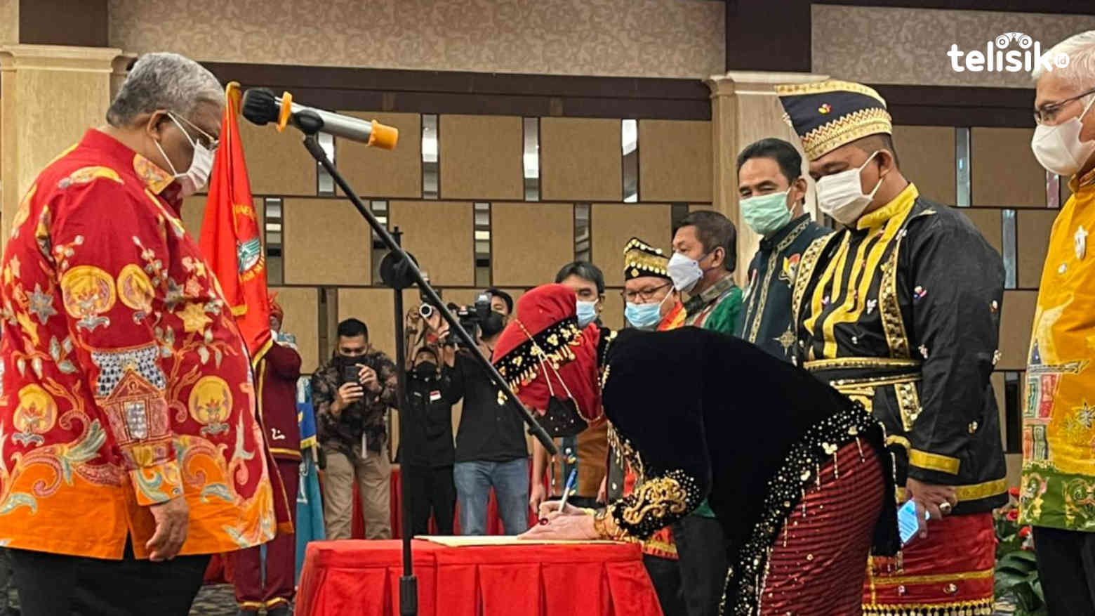 Gubernur Ali Mazi Resmi Kukuhkan RKM Sultra, Sitti Saleha Jadi Ketua Umum