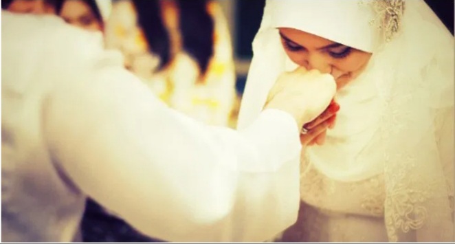 Ini Alasan Mengapa Seorang Istri Harus Mengutamakan Suami Dibanding Orangtuanya