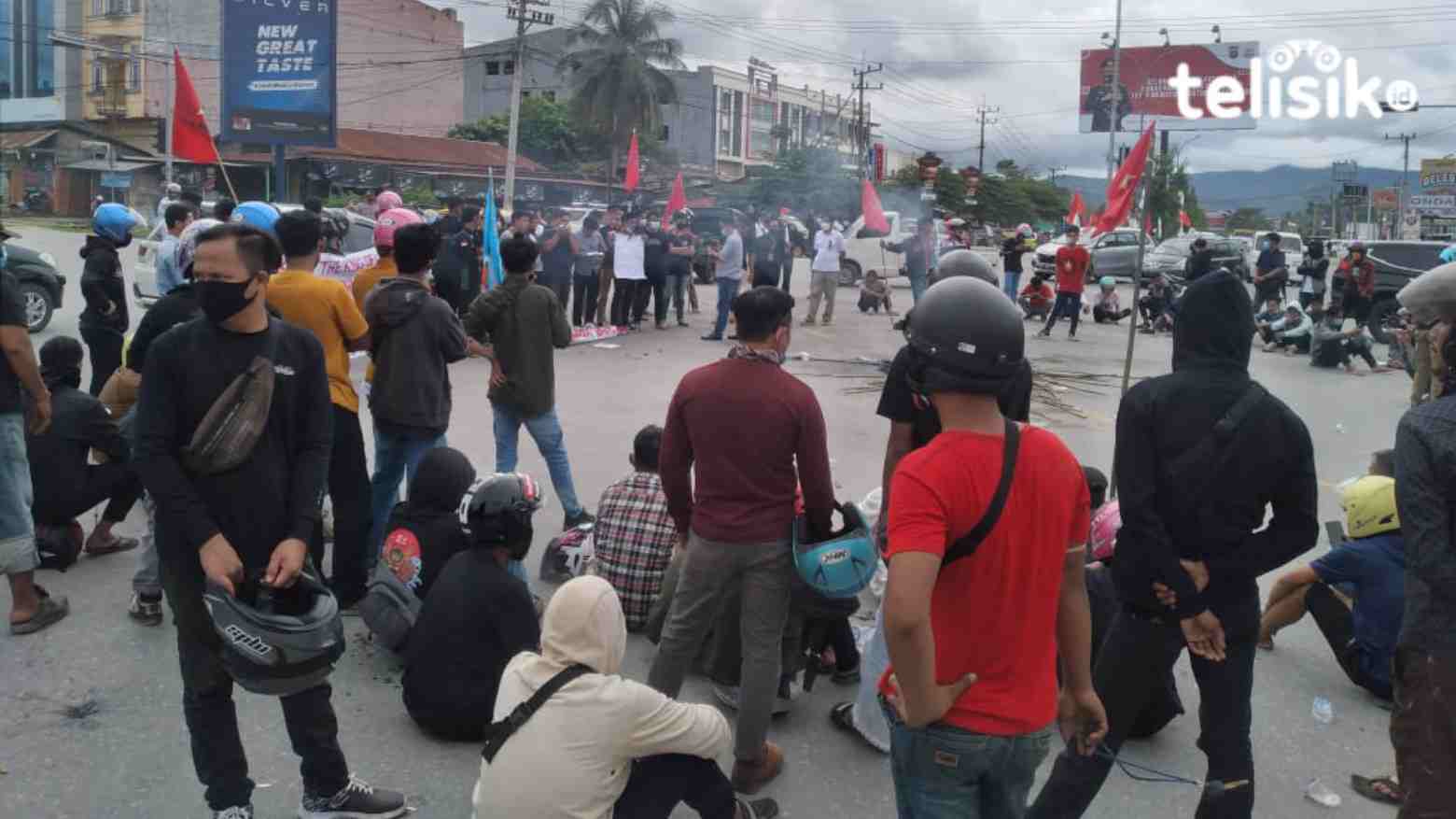 Jokowi Hadir di Kendari, Ratusan Pemuda Demo Tolak Munas Kadin