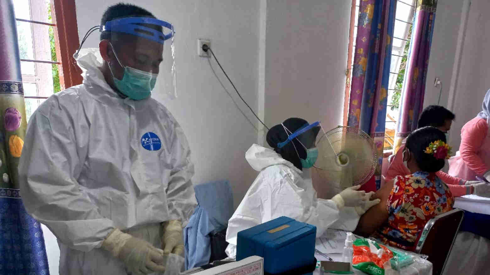 Jokowi Pantau Vaksinasi Massal di Mubar Lewat Vicon