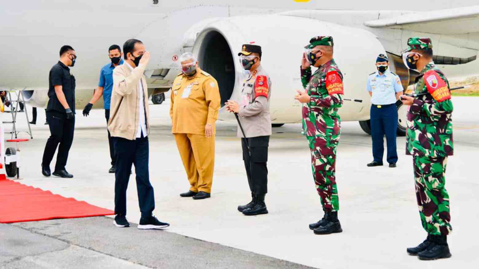 Jokowi Tiba di Pangkalan TNI AU Haluoleo Disambut Ali Mazi