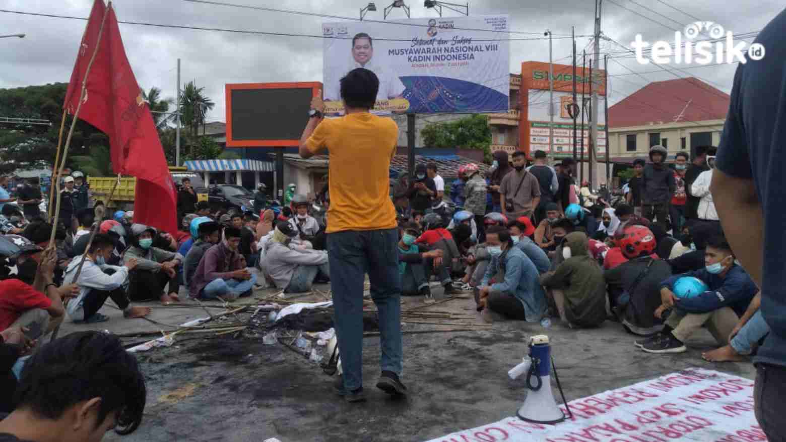 Kadin Sultra: Silakan Demo Tapi Jangan Bakar Atribut