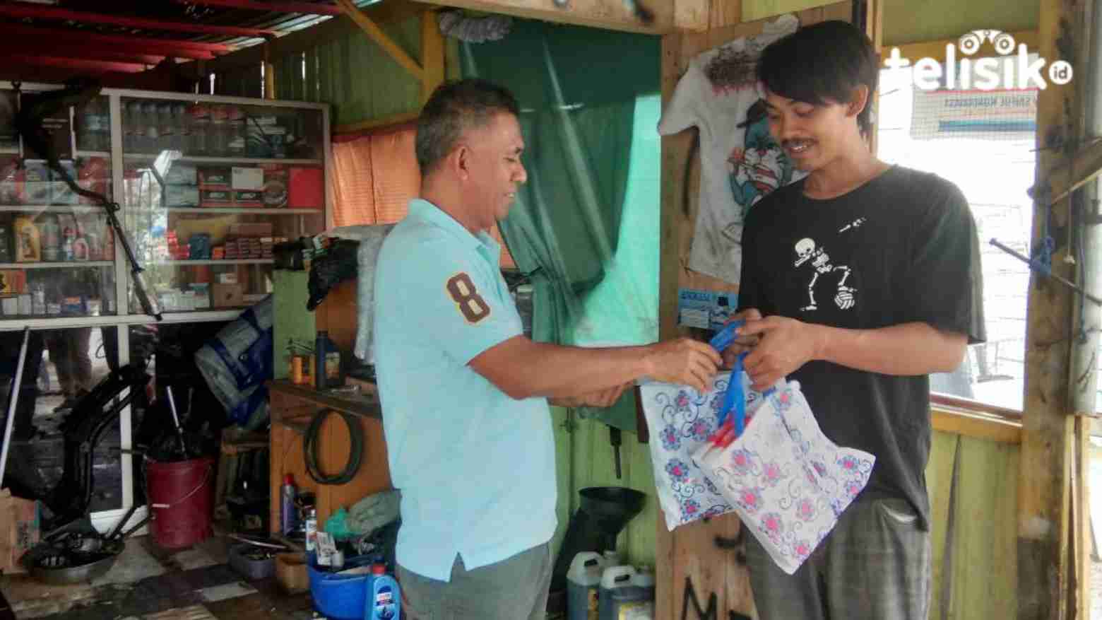 Mualaf yang Ingin Beli Baju Koko Dapat Bantuan