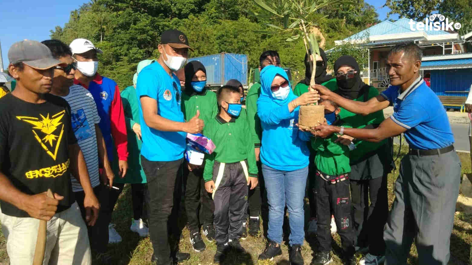 Pemkot Kendari Tanam Ratusan Pohon di Median Bungkutoko