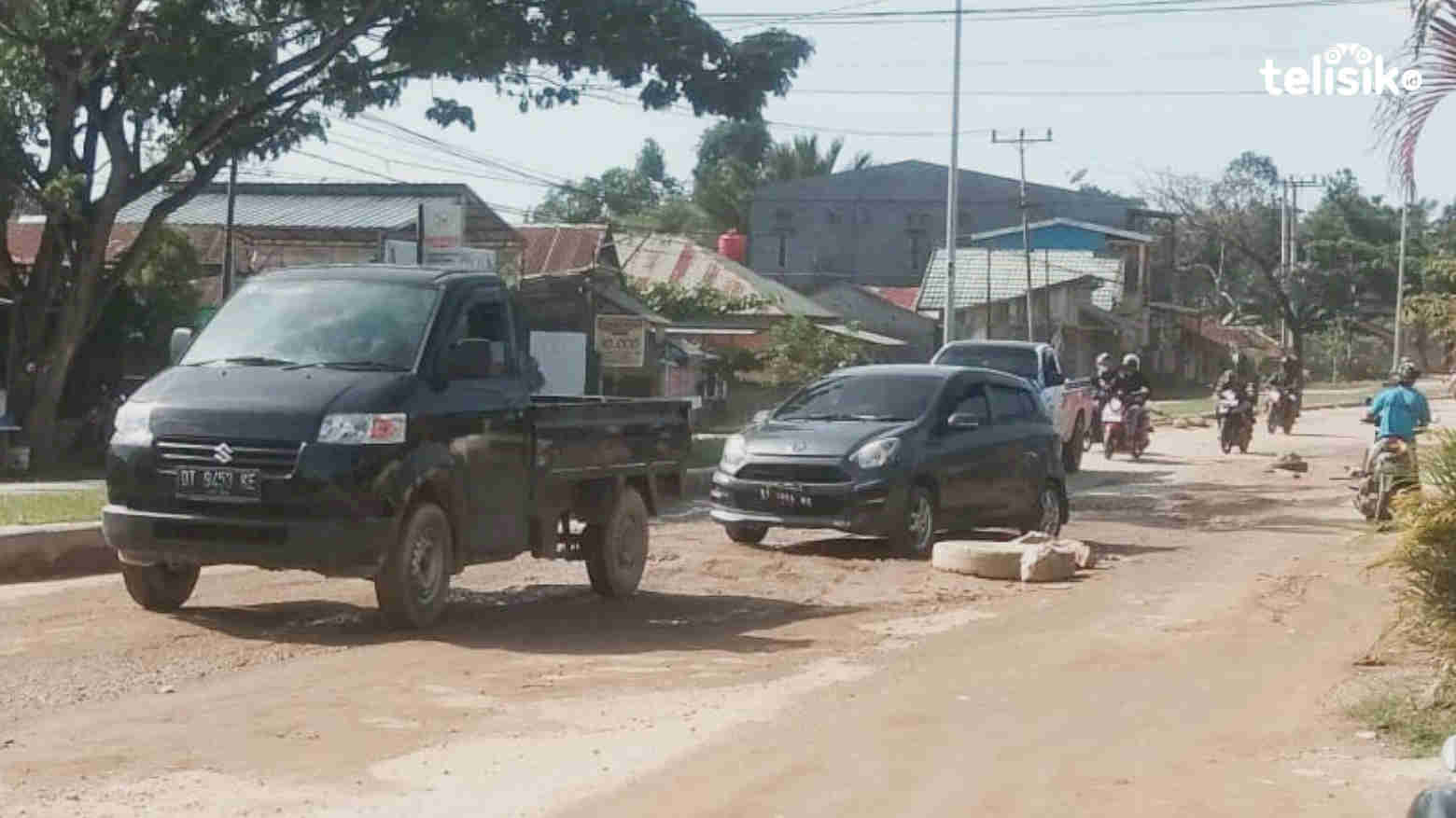 Pengendara Keluhkan Jalan Poros Kendari-Konsel Berlumpur dan Berdebu