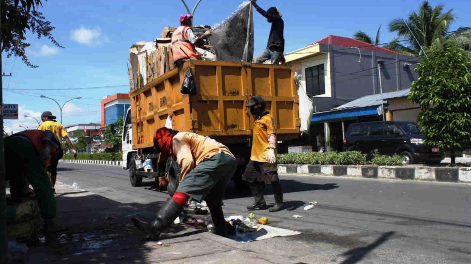 Petugas Pengangkut Sampah Tak Perlu Risau, DLHK Upayakan Kenaikan Gaji 2022