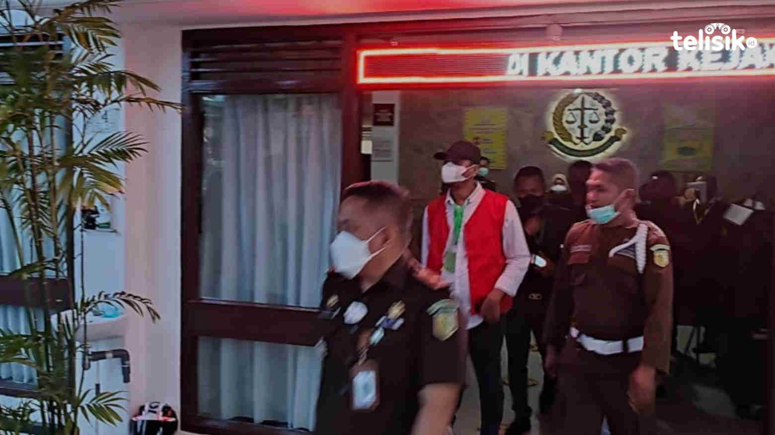 Resmi Ditahan, Mantan Kabid Dinas ESDM Sultra Dibawa ke Rutan Kendari