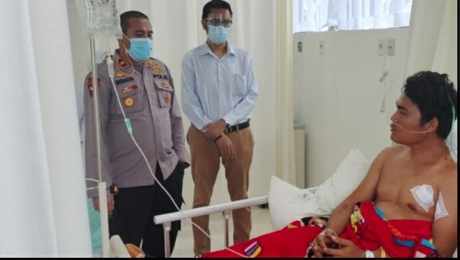 Sadis, Pengendara Motor Ini Ditikam Enam Tusukan Saat Berhenti di Lampu Merah