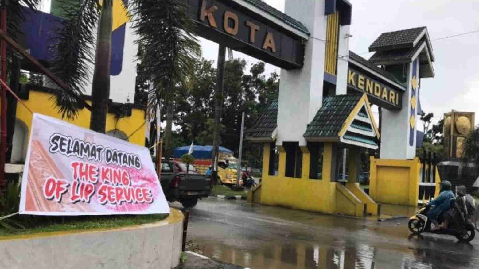 Sambut Kedatangan Jokowi, Baliho The King Of Lip Service Dipampang di Batas Kota Kendari