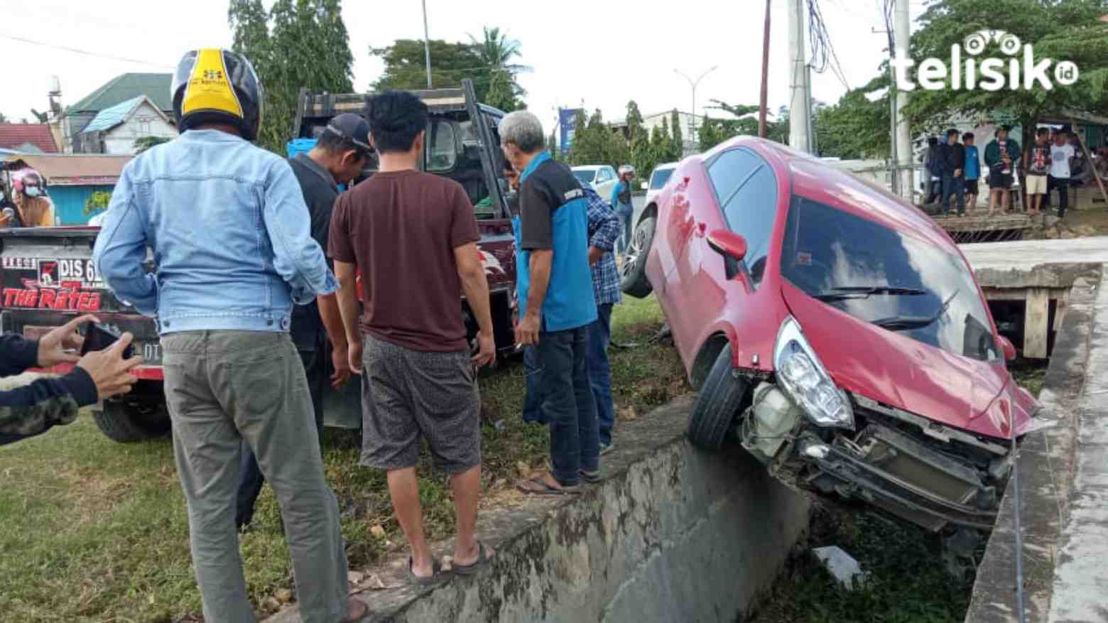 Tabrak Tiang Listrik, Mobil Terperosok ke Selokan di Jalan Bypass Kendari