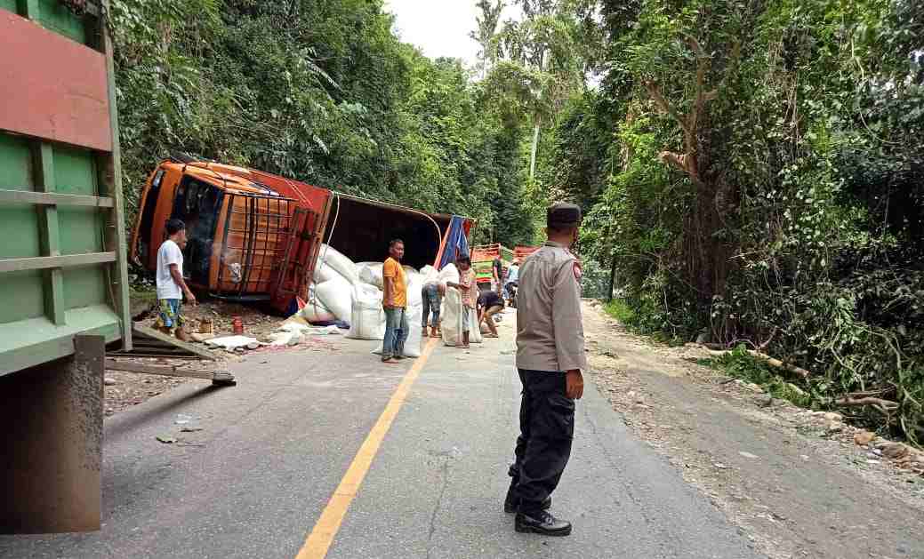 Terbalik Karena Rem Blong, Sopir dan Kenek Truk Selamat dari Maut