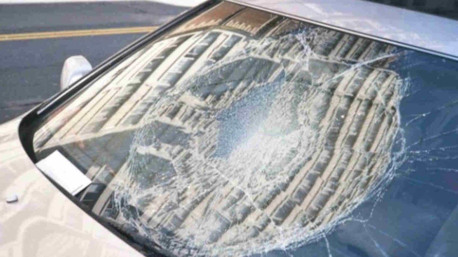 Waduh! Mobil Pengguna Jalan Dilempar Batu Segerombolan Pemuda