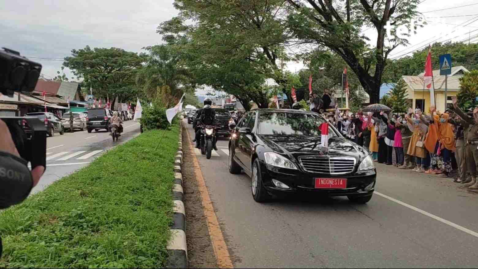Warga Berdiri di Sepanjang Jalan Sambut Jokowi