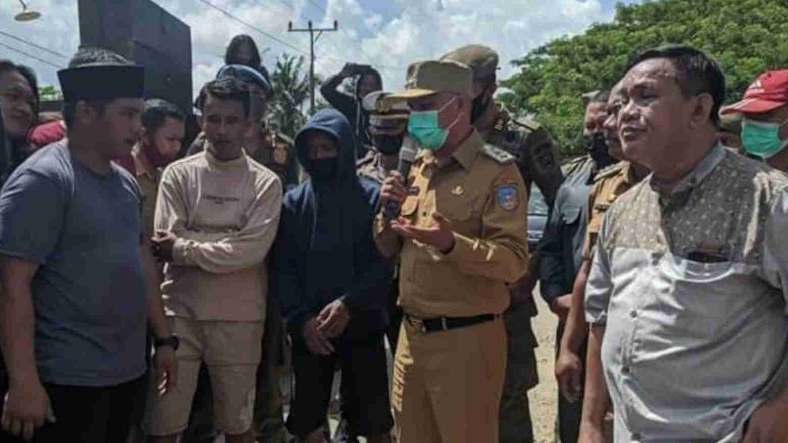 Warga Blokade Jalan, Wakil Bupati Konsel Turun Lapangan