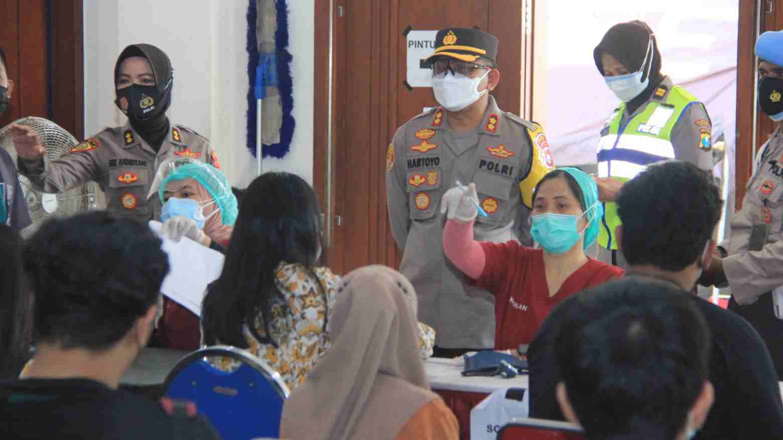 Anak dan Remaja di Surabaya Divaksin COVID-19