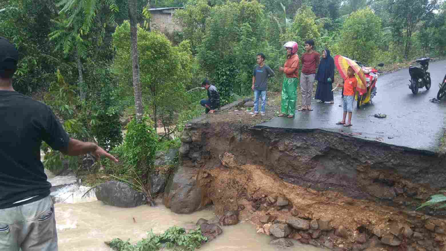 Banjir dan Longsor Hantam Bulukumba, 57 Hewan Ternak Terseret Arus Sungai