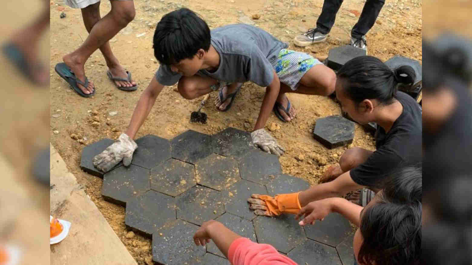 Begini Cara Buat Paving Block dari Sampah Plastik
