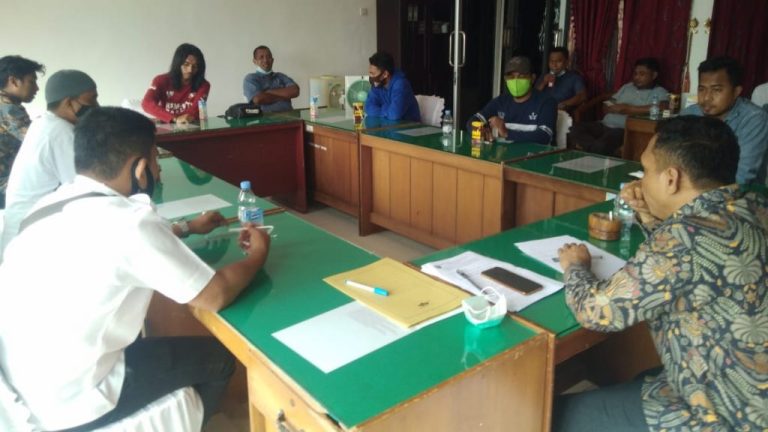 Berbuntut Panjang, Aparatur Desa yang Dipecat Mengadu ke DPRD Wakatobi