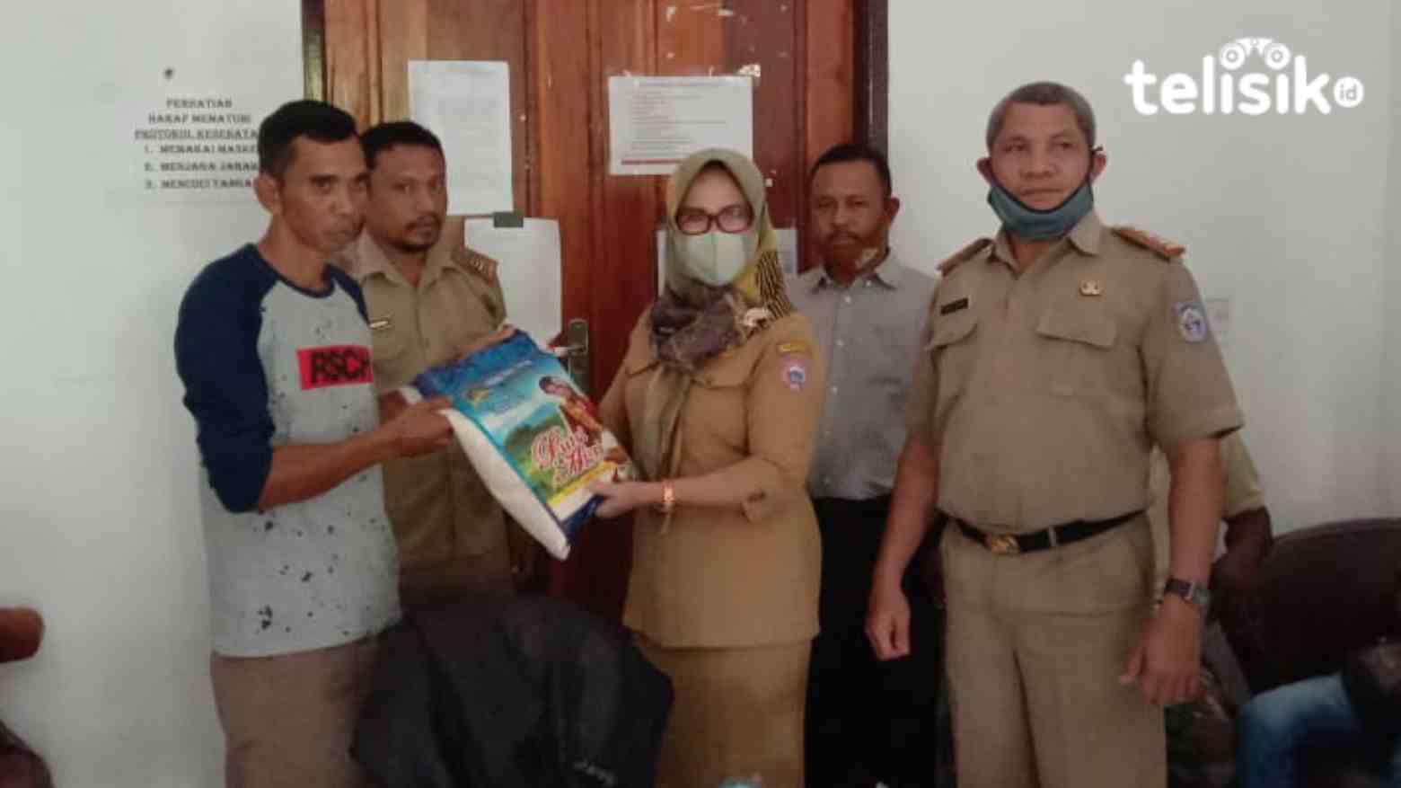 Dinas Sosial Butur Serahkan Bantuan Pada Korban Kapal