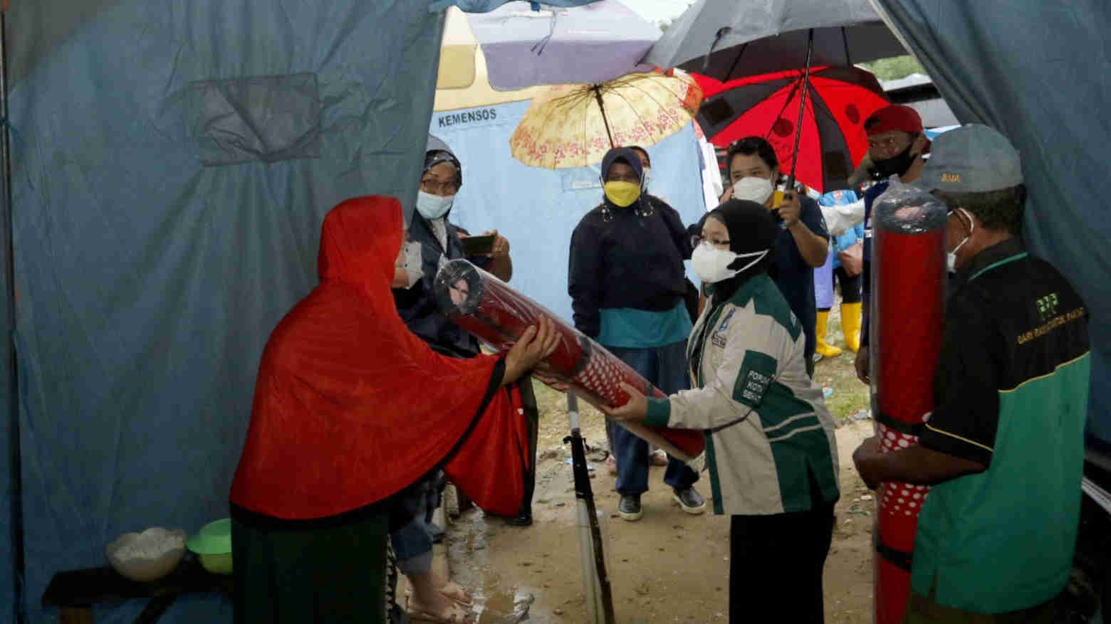 Dinas Sosial Kendari Salurkan Bantuan Presiden untuk Korban Banjir