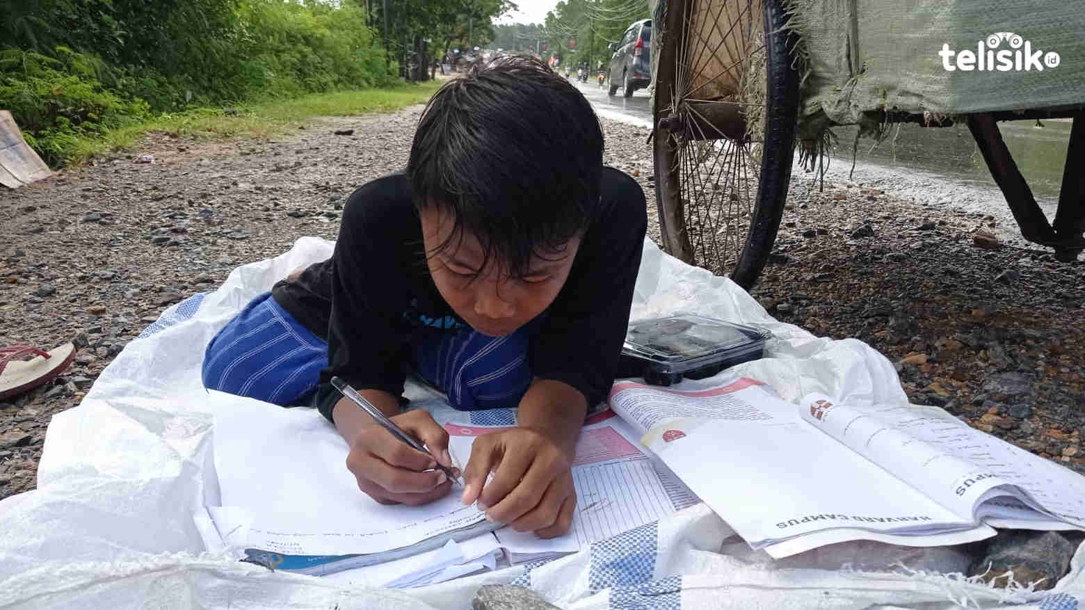 Foto Humanis: Belajar Sembari Kumpul Barang Bekas