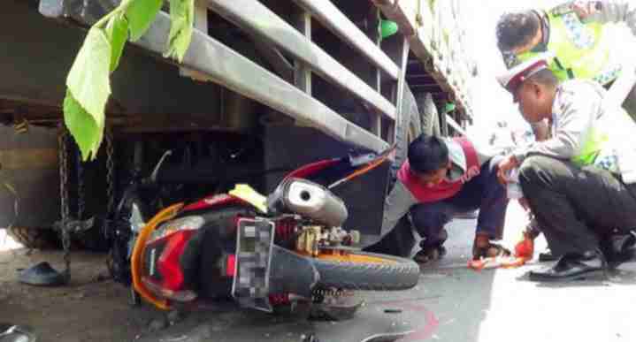 Hendak Lambung Kiri, Pengendara Motor Tewas dengan Kepala Pecah Digilas Ban