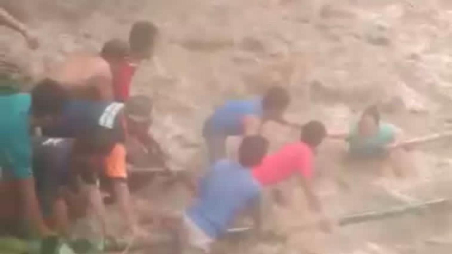 Hendak Mencuci di Sungai, Seorang Bidan Terjebak Banjir hingga Diselamatkan Pakai Bambu