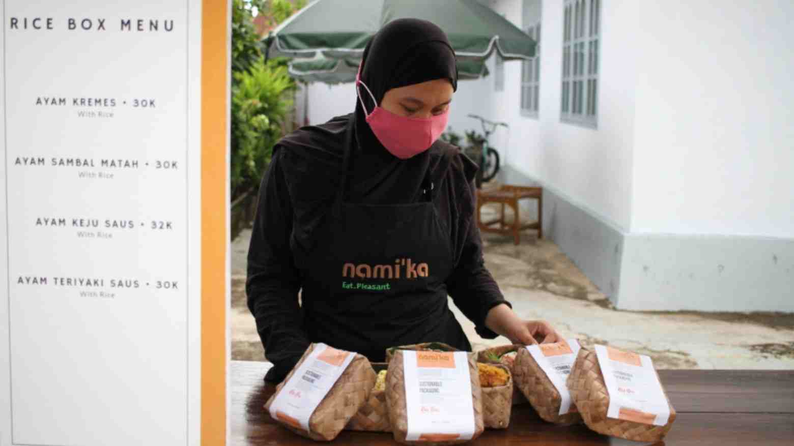 Inspiratif, Sulap Daun Kelapa Jadi Bungkusan Makanan Ramah Lingkungan