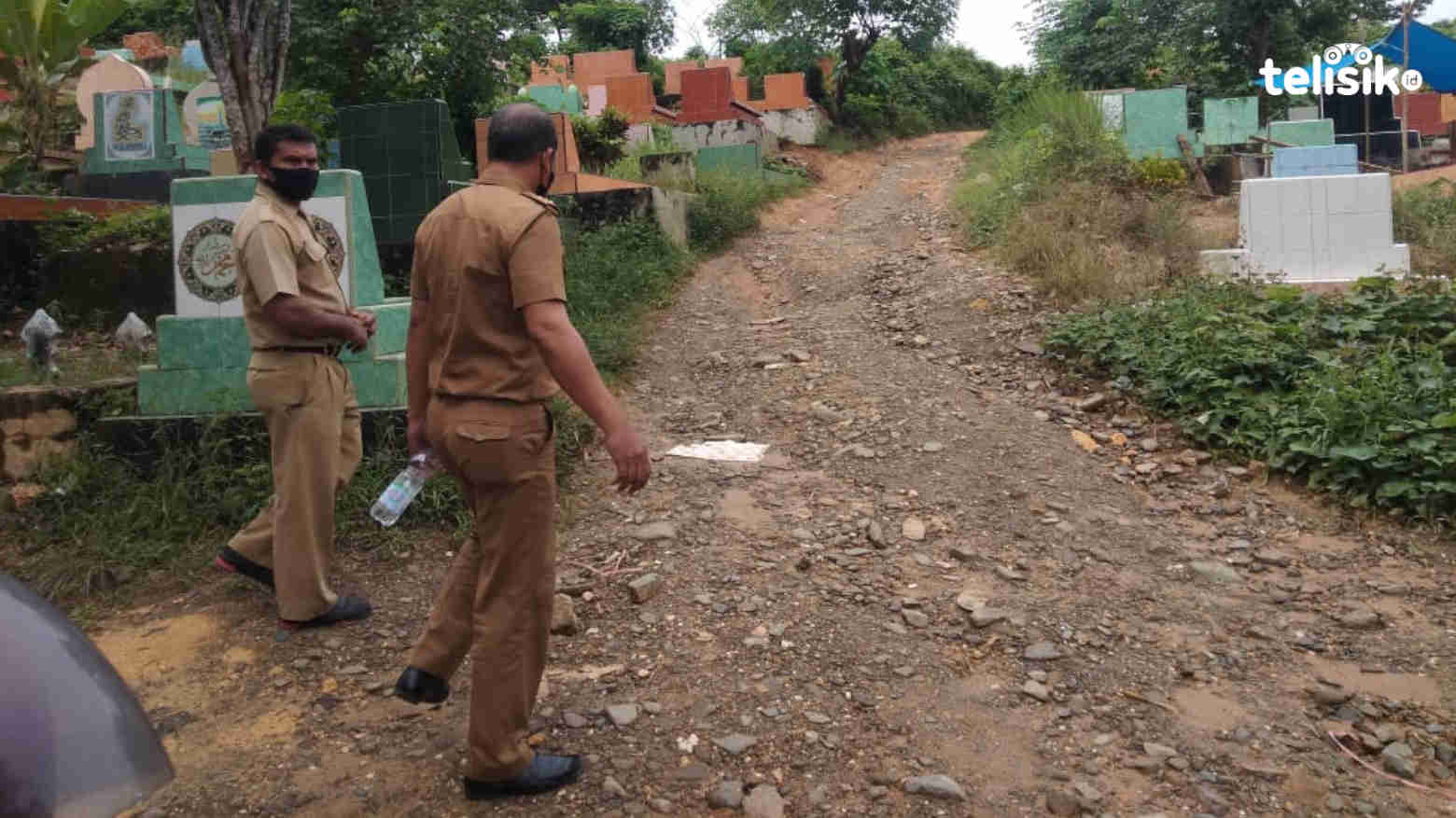 Jalanan Pemakaman Rusak, Satgas Terpaksa Pikul Jenazah COVID-19