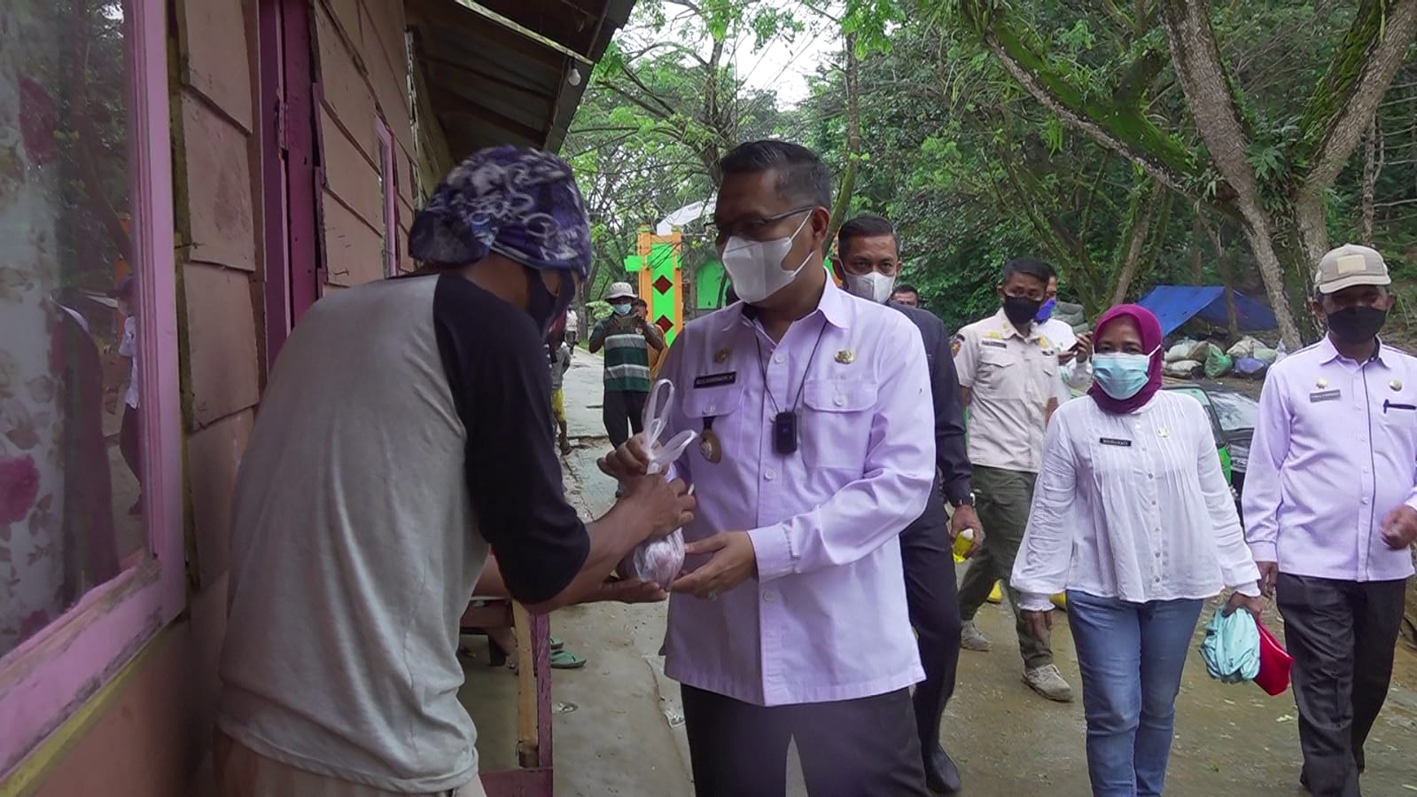 Kepala DLHK Dampingi Wali Kota Bagi Daging Kurban di TPA Puuwatu