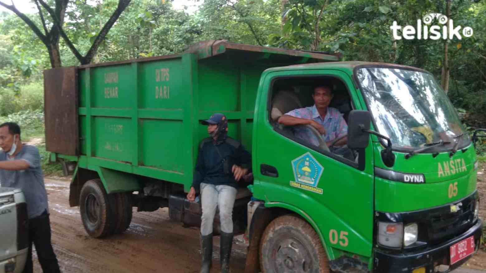 Kisah Sopir Armada Sampah yang Sudah 13 Tahun Angkut Sampah Warga Kendari