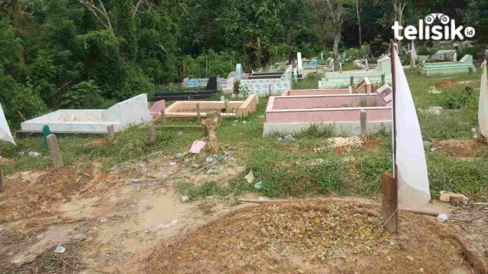 Kuburan Nyaris Sampai di Jalan, Warga Ketakutan, Kain Putihnya Menjulang Tinggi