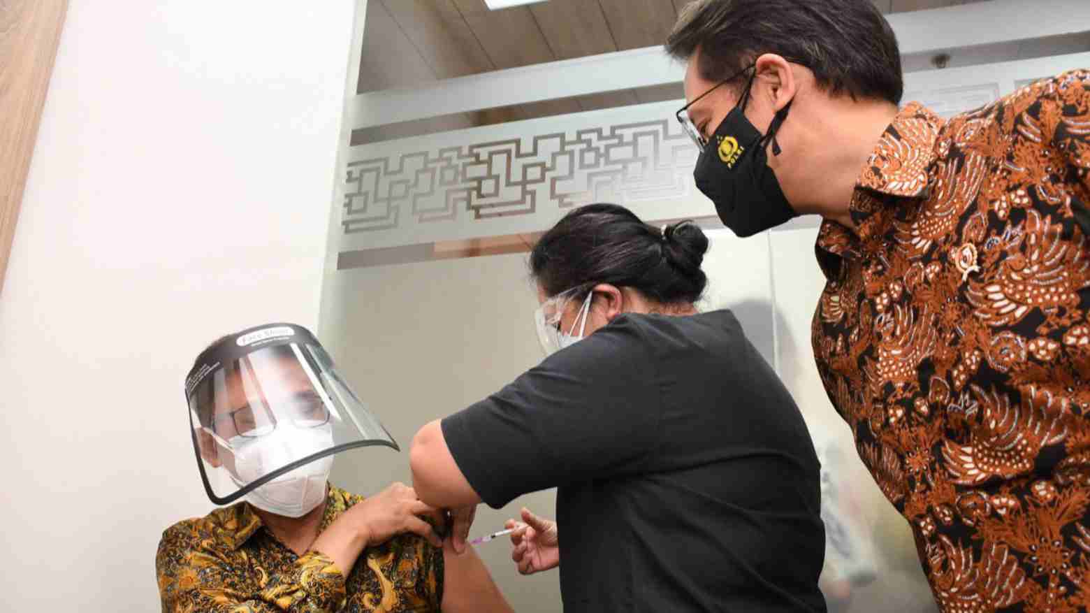 Nakes Mulai Disuntik Vaksin Booster Dosis Ketiga