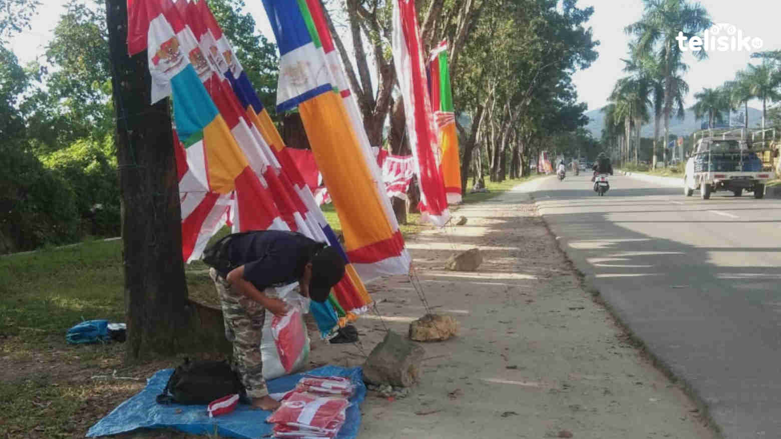 Pedagang Perhiasan Perayaan HUT RI Mulai Menjamur