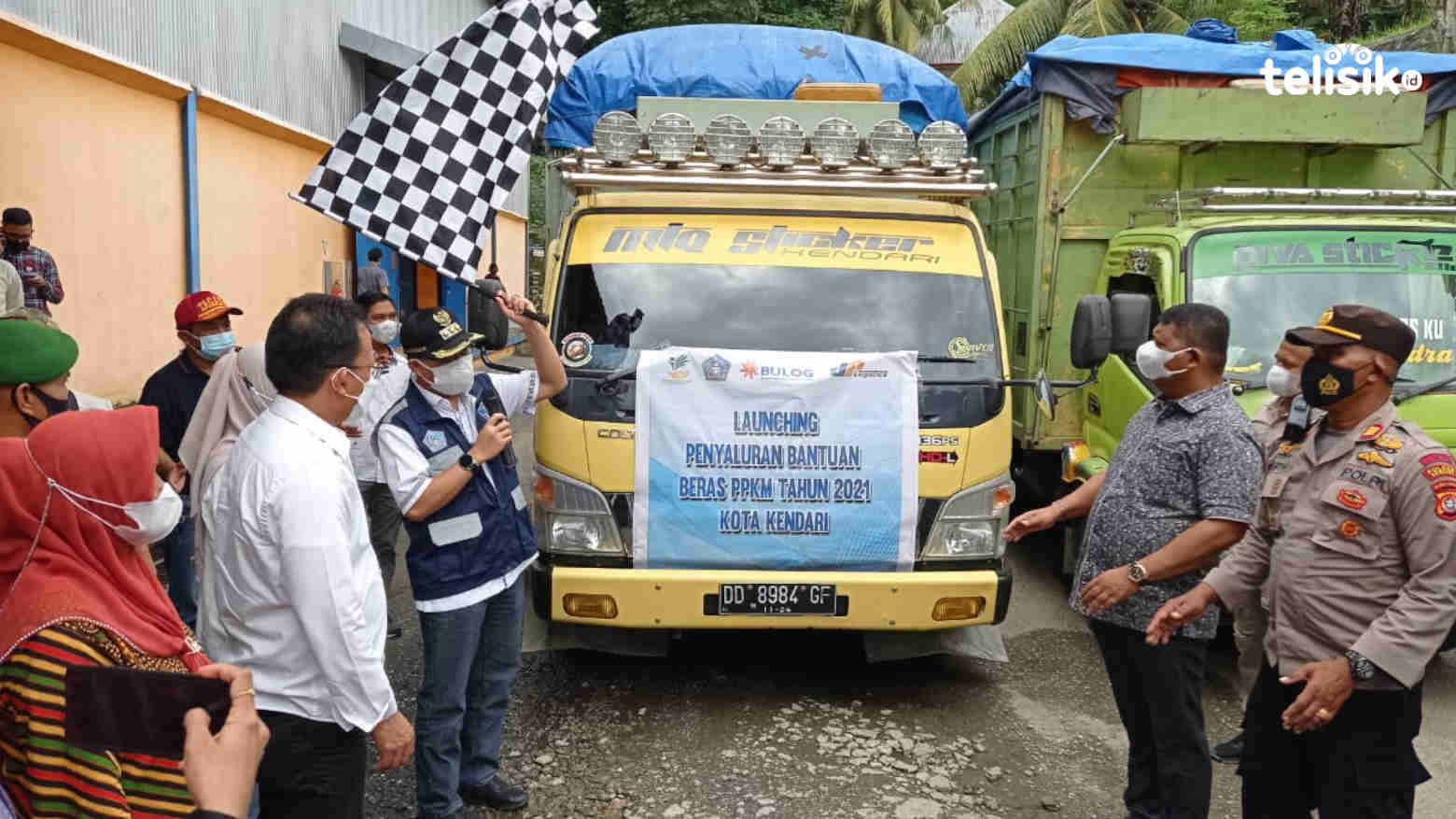 Pemkot Kendari Salurkan Bantuan Beras PPKM Mikro 2021