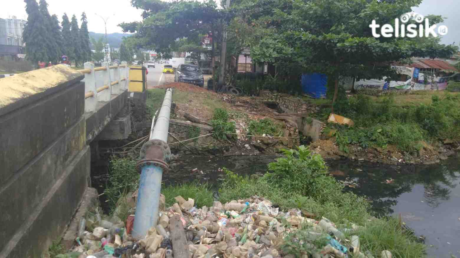 Petugas Kebersihan Mengeluh Warga Sering Buang Sampah di Drainase