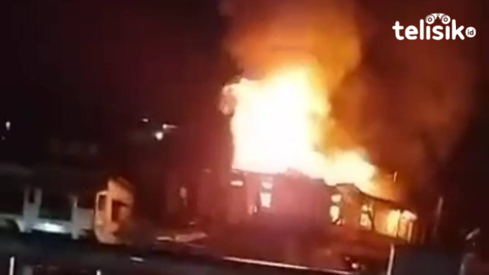 Rumah Kosong Depan Jembatan Teluk Kendari Hangus Terbakar