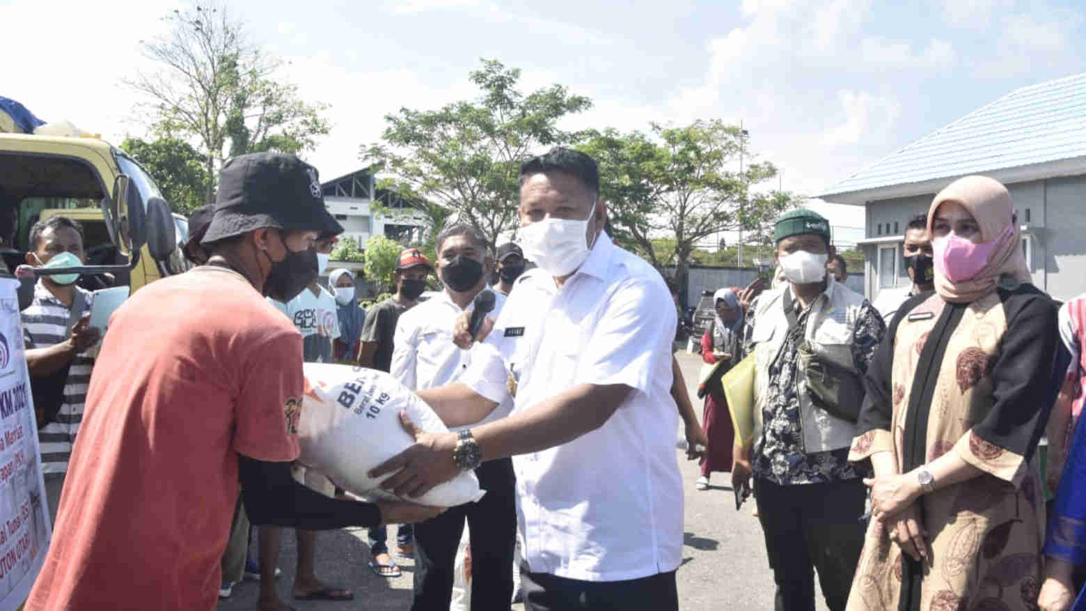 Selama Masa PPKM, Pemkab Butur Salurkan Bantuan Beras untuk Warga