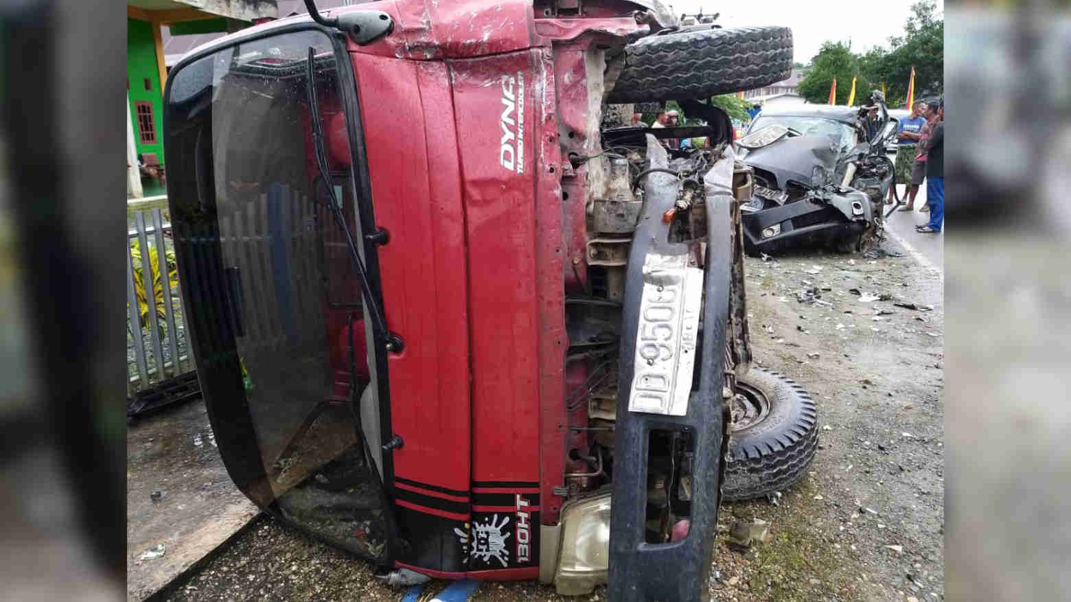 Tabrakan dengan Daihatsu Terios, Mobil Dump Truck Terbalik