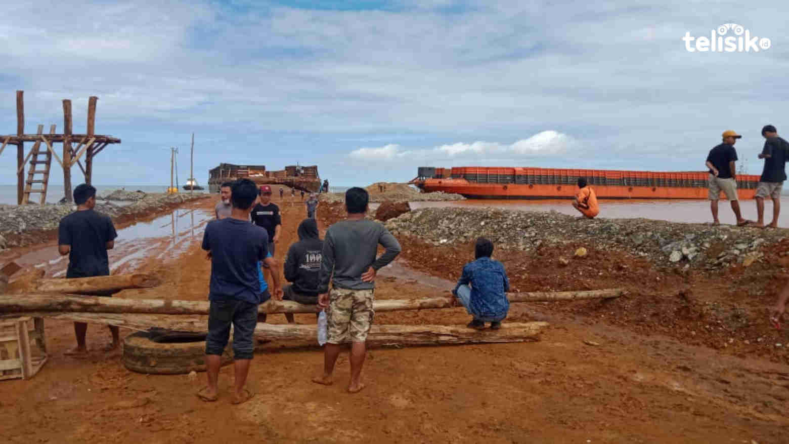 Tak Terima Tokoh Masyarakat Dihina, Massa Tamalaki Tutup Jetty dan Lepas Tongkang PT Riota