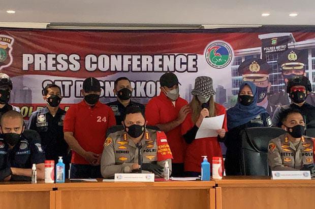 Tampil di Konferensi Pers Usai Jadi Tersangka, Nia Ramadhani Mohon Maaf Tak Bisa Jadi Contoh Terpuji