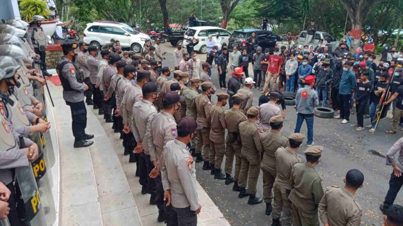 Tidak Terima Makam Leluhur Dijadikan Jetty, Massa Tamalaki Seruduk Gedung DPRD Kolut