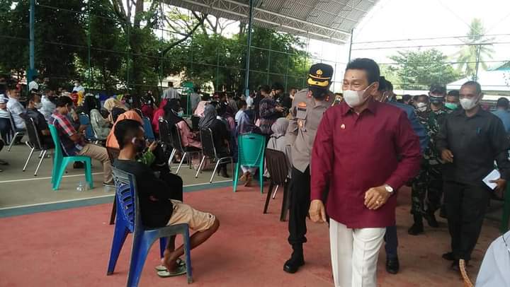 Tinjau Vaksinasi Massal, Bupati Butur Ajak Warga Tetap Patuhi Protokol Kesehatan