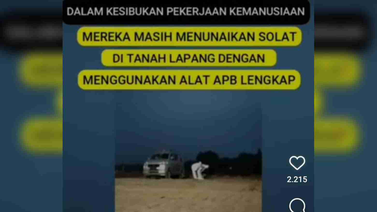Viral: Nakes Salat Pakai APD Lengkap di Tanah, Warganet Berurai Air Mata