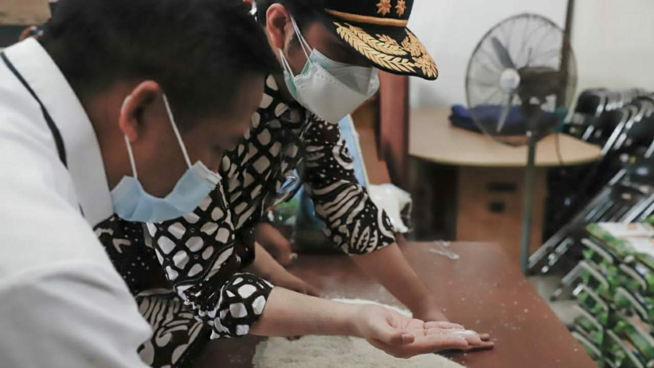 3 Ribu Paket Beras Bansos Kemensos RI di Jatim Tidak Layak Konsumsi