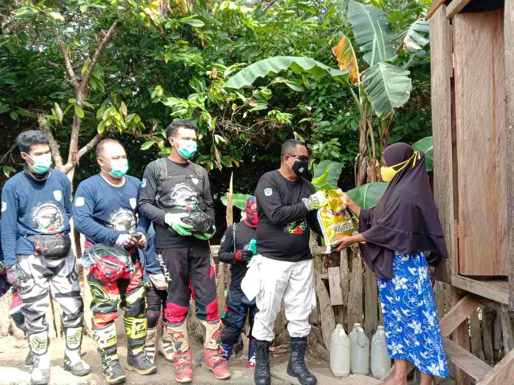 Kajari Muna Sasar Warga Isoman dan Terdampak PPKM di Pelosok