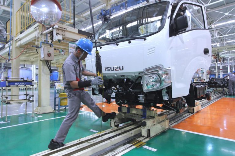 Astra Isuzu Buka Loker Lulusan D1 hingga S1, Cek di Sini