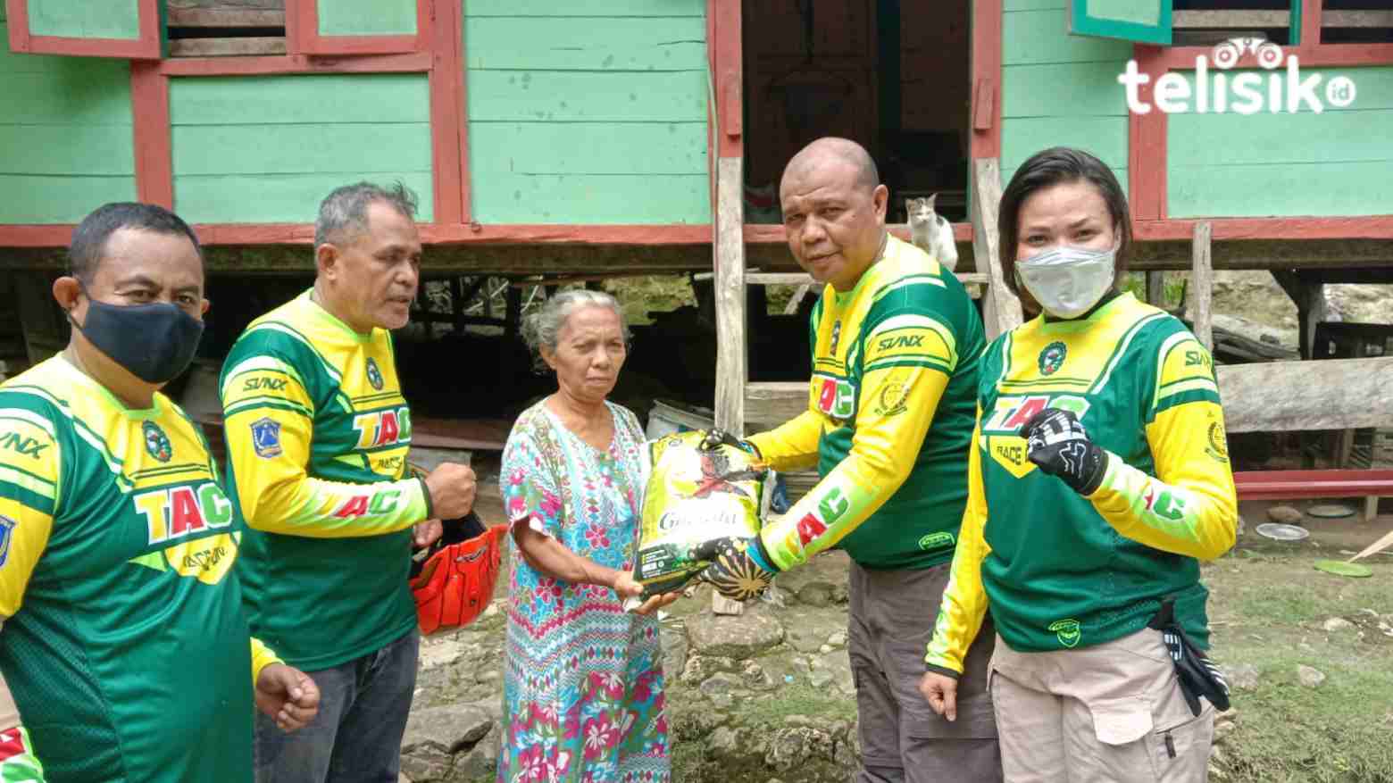 Bagikan Sembako ke Pelosok, Ini Pesan Ketua Fraksi Demokrat Buat Pemkab Muna